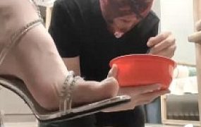 【念念】脚下进食/数据线鞭打/高跟踩