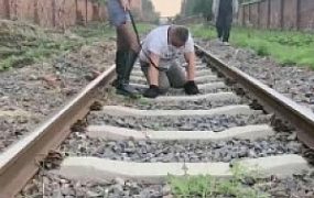 【领主老大】废弃铁道调偶遇路人/高跟全体重踩/骑马鞭打/咬胳膊