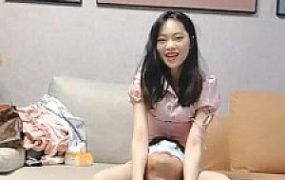 【丫丫】萝莉主胯下辱狗/腿绞/虐乳/闻舔白丝脚插嘴