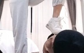 【珍妮儿】小白鞋全体重踩踏/袜子泡水/插嘴/舔鞋底