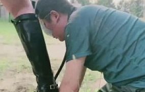 【调教视频】【宸宸】囚禁户外飞踹/强迫吃泥土