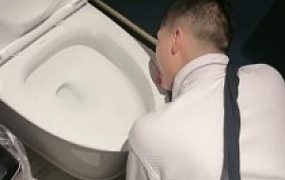 【调教视频】【辣妈】小白鞋碾压-骑马踢裆/舔地上浓痰/腿绞掐脖窒息