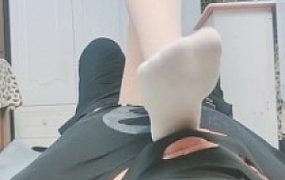 【调教视频】【萌宝儿】短白棉袜全体重踩踏