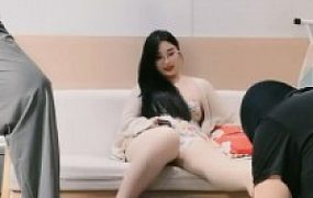 【调教视频】【小羊】夫妻主VS情侣奴-肉丝脚踩/鞭打