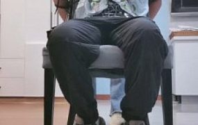 【调教视频】【紫琳女神】运动鞋踩踏/数据线抽/封嘴/全包窒息