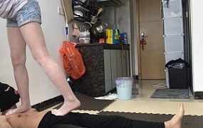 邻家风小鱼姐姐白丝高跟靴子全体重踩奴隶虐待上集