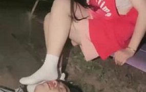 【饼干大大】户外-舔脏小白鞋/口吐喂食/白袜塞嘴/遛狗爬行