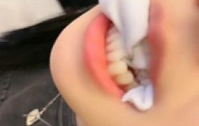 【美美子】可爱母畜-丝袜塞嘴/黑丝脚喂雪糕/藤条抽/吃白棉袜