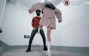 【仍闻莫珂】开发跳舞机小姐姐暴力踢裆【带字幕】