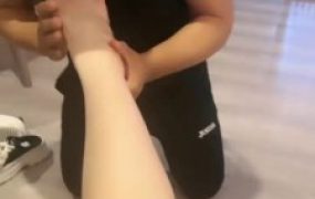 【反差楠熙】母畜-舔小白鞋白袜/鞭打喝圣水【完整版】