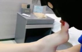 【蜜糖情侣】骑马/鞋跟踩狗舌/肉丝脚插嘴闻舔/耳光