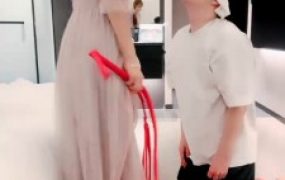 【梦涵】虐奶狗-高跟踩踏/踢裆/揪耳朵鞭打