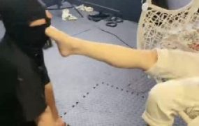 【冰诺】掐乳/舔高跟裸足/插嘴