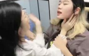 【橙宝】姐妹相互虐-奴下奴-白袜塞嘴/喂圣水/舔脏鞋/骑马/耳光