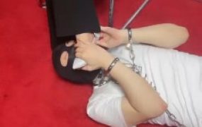 【亿姐】铁链捆绑多女王虐打踢踹/喝圣水【完整版】