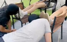 【沅芷大人】群调圈养-户外双奴公开舔脏鞋【双视角版】