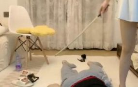 【甜甜】黑丝玩臭屌丝-耳光/踩踏/踢裆sp/吃烟头/踩狗舌