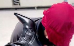 【伊兮夫妻】高跟靴轮流踢踹/吃口水深喉/内裤套头