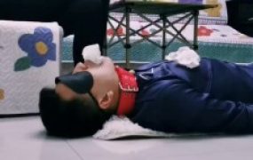 【徐婉琪】袜子泡圣水/耳光/内裤套头/圈养狗笼