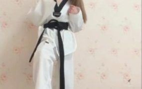 【初柒】女S被高中生跆拳道女教练阿焰当做女M脚靶踹脸干折