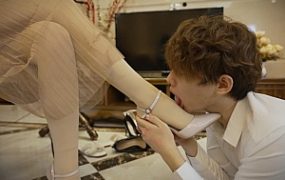 『奴隶岛』—女同事开发脚奴