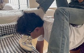 【00后小彤】把哥哥当成洗鞋机清理鞋底除臭