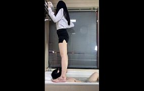 （中）深圳可依女神浴缸调教，性感红甲玉足窒息