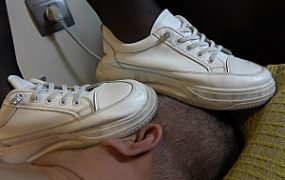 【锦州尤野S】白色运动鞋踩踏狗脸，踩蒙贱狗