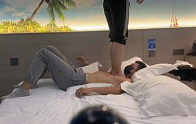 素人大学生全体重踮脚尖踩脖子跳踩肚子