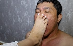 【阿丽塔】跪舔脏裸足