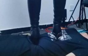 【重庆男神】黑丝高跟恋足舔/骑马踩踏