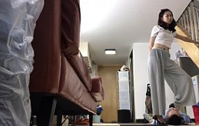 仰视小鱼女神高跟踩贱狗脖子