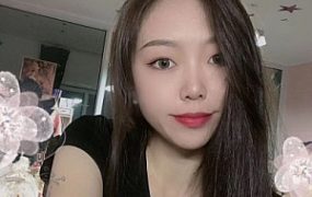 素人大学生裸足跳踩