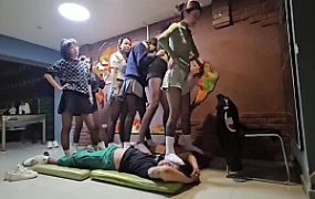 6人白棉袜群体踩踏