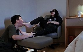 『红颜榜』羽神长靴臭棉袜虐奴喂食脚趾甲脚皮——人体垃圾桶系列（八）