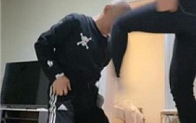 【魅儿】运动鞋白袜重度连环踢裆