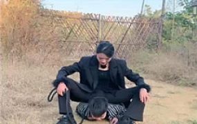 【佳琳】户外犬化-吃野草-遛狗转胯-舔泥巴脏鞋底