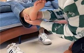 【精神小妹】素人S-贝壳头棉袜全体重踩/踢踹