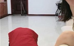 【凌儿女神】贱奴下跪做家务/高跟踩