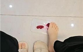 【嘉妮】小白鞋黑丝踩/胯下辱/舔臭脚/伺候沐足