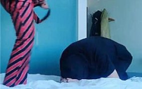 【伯爵】车站后车不忘玩狗