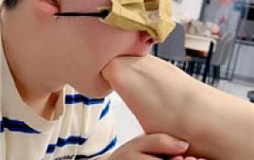 【丹祖宗】圈养狗等主人回家-伺候洗脚/舔裸足/吃脚皮