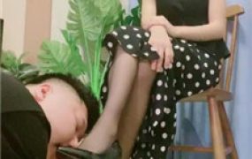 【素人星探】喂口水-黑丝高跟美腿踩