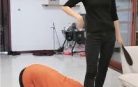 【凌儿女神】原味泡面/舔脏靴底/闻黑棉袜/踢裆