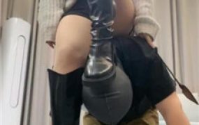 【伊诺】跪舔长靴原味脚/鞭打踢踹