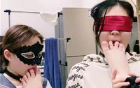 【小羊】母畜下跪舔原味裸足