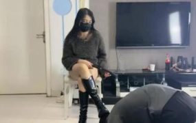 【尤尤子】脚踩喂食/舔长靴白袜/鞭打