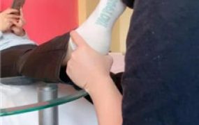 【奈奈女主】运动后跪舔原味白袜裸足