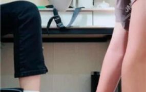 【紫琳】跪舔黑丝白袜裸足-短靴踩狗头