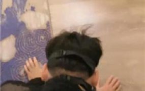 【魅儿s】脚下喂食/喝圣水/裸足踩狗脸